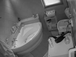 voyeurcam-julmodels-bath-1st-2