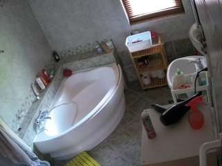 voyeurcam-julmodels-bath-1st-2