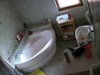 voyeurcam-julmodels-bath-1st-2