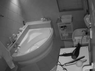 voyeurcam-julmodels-bath-1st-2