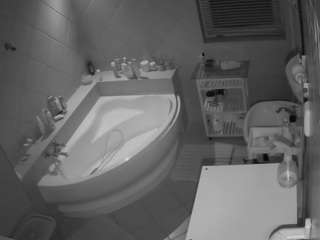 voyeurcam-julmodels-bath-1st-2