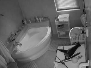 voyeurcam-julmodels-bath-1st-2