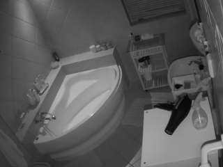 voyeurcam-julmodels-bath-1st-2
