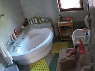 voyeurcam-julmodels-bath-1st-2