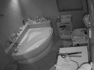 voyeurcam-julmodels-bath-1st-2