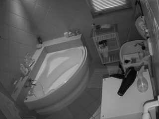 voyeurcam-julmodels-bath-1st-2