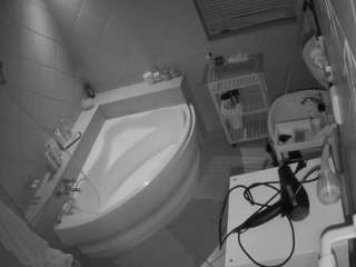 voyeurcam-julmodels-bath-1st-2