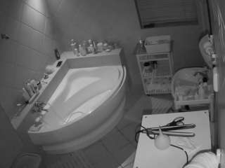 voyeurcam-julmodels-bath-1st-2
