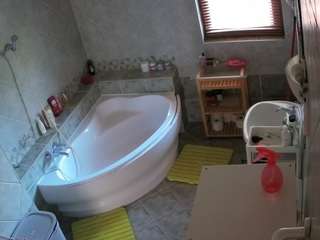 voyeurcam-julmodels-bath-1st-2