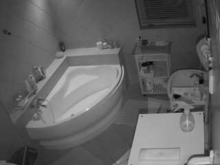 voyeurcam-julmodels-bath-1st-2