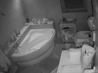 voyeurcam-julmodels-bath-1st-2