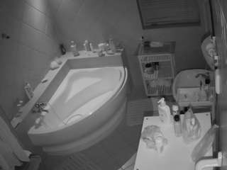 voyeurcam-julmodels-bath-1st-2