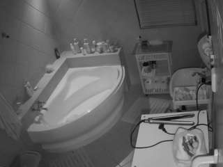 voyeurcam-julmodels-bath-1st-2