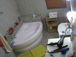 voyeurcam-julmodels-bath-1st-2