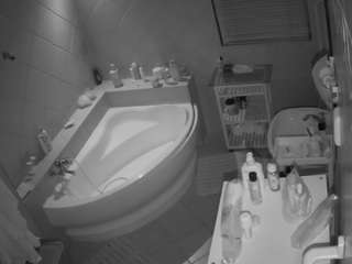 voyeurcam-julmodels-bath-1st-2
