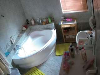 voyeurcam-julmodels-bath-1st-2