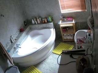 voyeurcam-julmodels-bath-1st-2