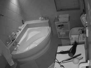 voyeurcam-julmodels-bath-1st-2