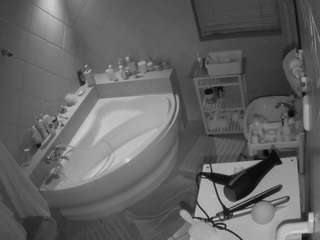voyeurcam-julmodels-bath-1st-2