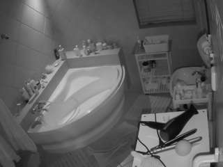voyeurcam-julmodels-bath-1st-2