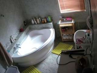 voyeurcam-julmodels-bath-1st-2