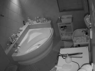 voyeurcam-julmodels-bath-1st-2