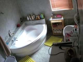 voyeurcam-julmodels-bath-1st-2