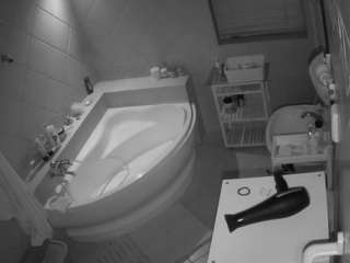 voyeurcam-julmodels-bath-1st-2