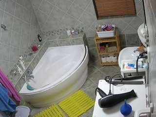 voyeurcam-julmodels-bath-1st-2