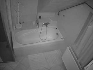 voyeurcam-julmodels-bath-2nd-1