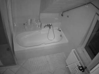 Voyouer House camsoda voyeurcam-julmodels-bath-2nd-1