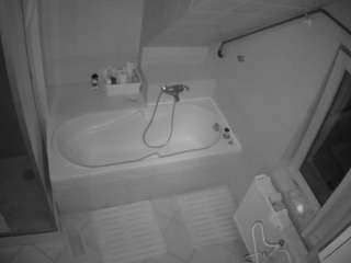 Vorjeur House camsoda voyeurcam-julmodels-bath-2nd-1