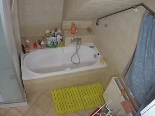 Canadian Cam Models camsoda voyeurcam-julmodels-bath-2nd-1