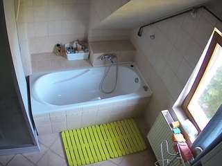 Cam Model camsoda voyeurcam-julmodels-bath-2nd-1