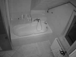 Leslyanderson camsoda voyeurcam-julmodels-bath-2nd-1