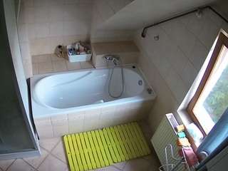 Voyeru House camsoda voyeurcam-julmodels-bath-2nd-1