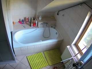 Voyeur House Video camsoda voyeurcam-julmodels-bath-2nd-1