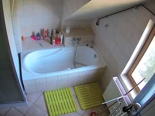 Voyeu House camsoda voyeurcam-julmodels-bath-2nd-1