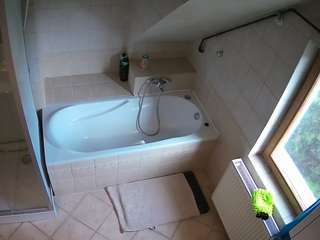voyeurcam-julmodels-bath-2nd-1