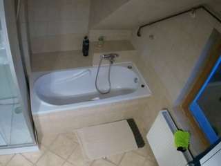 voyeurcam-julmodels-bath-2nd-1's preview