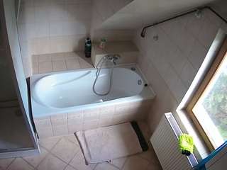 voyeurcam-julmodels-bath-2nd-1