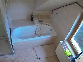 voyeurcam-julmodels-bath-2nd-1