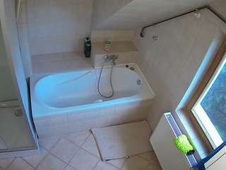 voyeurcam-julmodels-bath-2nd-1