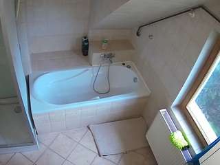 voyeurcam-julmodels-bath-2nd-1