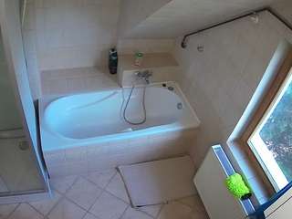 voyeurcam-julmodels-bath-2nd-1