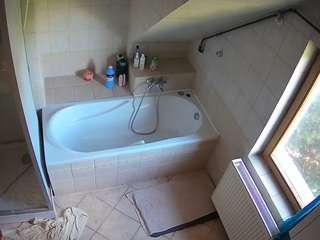 voyeurcam-julmodels-bath-2nd-1 Thumb Image