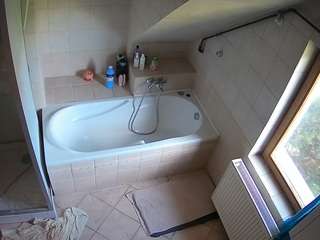 voyeurcam-julmodels-bath-2nd-1 Thumb Image