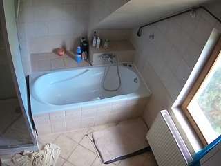 voyeurcam-julmodels-bath-2nd-1