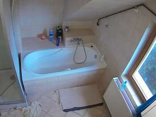 voyeurcam-julmodels-bath-2nd-1