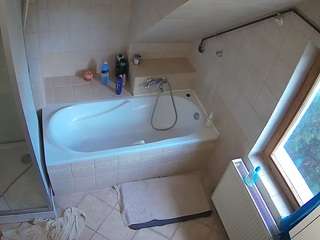 voyeurcam-julmodels-bath-2nd-1